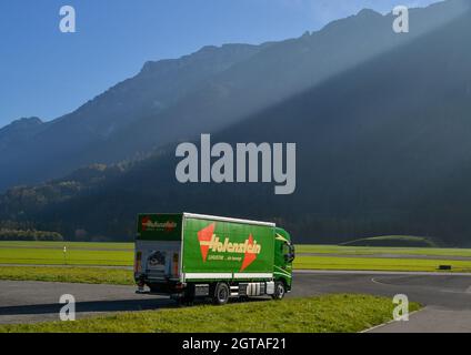 Interlaken, Suisse - 18 octobre 2018. Un parking vert pour camions au parc d'Interlaken, Suisse. Banque D'Images