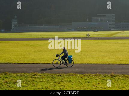 Interlaken, Suisse - 18 octobre 2018. Une femme qui fait du vélo dans le parc d'Interlaken, en Suisse. Il est connu comme la capitale de l'aventure de la Suisse. Banque D'Images