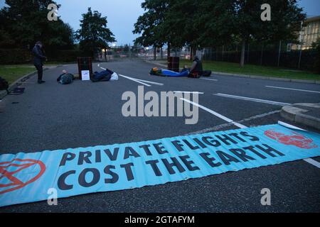 Farnborough, Royaume-Uni. 2 octobre 2021 extinction la rébellion blockade le plus grand aéroport privé du Royaume-Uni. Farnborough est le premier jet privé d'Europe. Cette action appelle les super-riches à arrêter les vols privés qui émettent des niveaux élevés de CO2 et contribuent de manière significative au réchauffement climatique. Crédit : Denise Laura Baker/Alay Live News Banque D'Images