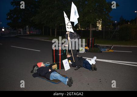 Farnborough, Royaume-Uni. 2 octobre 2021 extinction la rébellion blockade le plus grand aéroport privé du Royaume-Uni. Farnborough est le premier jet privé d'Europe. Cette action appelle les super-riches à arrêter les vols privés qui émettent des niveaux élevés de CO2 et contribuent de manière significative au réchauffement climatique. Crédit : Denise Laura Baker/Alay Live News Banque D'Images