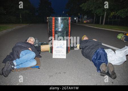 Farnborough, Royaume-Uni. 2 octobre 2021 extinction la rébellion blockade le plus grand aéroport privé du Royaume-Uni. Farnborough est le premier jet privé d'Europe. Cette action appelle les super-riches à arrêter les vols privés qui émettent des niveaux élevés de CO2 et contribuent de manière significative au réchauffement climatique. Crédit : Denise Laura Baker/Alay Live News Banque D'Images