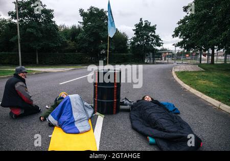 Farnborough, Royaume-Uni. 2 octobre 2021 extinction la rébellion blockade le plus grand aéroport privé du Royaume-Uni. Farnborough est le premier jet privé d'Europe. Cette action appelle les super-riches à arrêter les vols privés qui émettent des niveaux élevés de CO2 et contribuent de manière significative au réchauffement climatique. Crédit : Denise Laura Baker/Alay Live News Banque D'Images