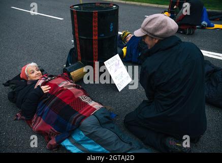 Farnborough, Royaume-Uni. 2 octobre 2021 extinction la rébellion blockade le plus grand aéroport privé du Royaume-Uni. Farnborough est le premier jet privé d'Europe. Cette action appelle les super-riches à arrêter les vols privés qui émettent des niveaux élevés de CO2 et contribuent de manière significative au réchauffement climatique. Crédit : Denise Laura Baker/Alay Live News Banque D'Images