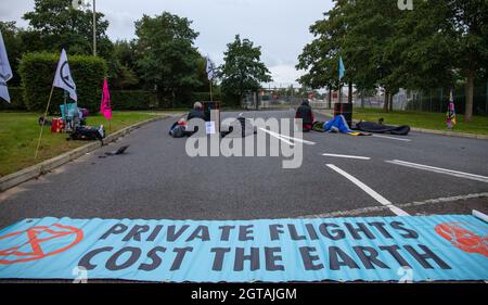 Farnborough, Royaume-Uni. 2 octobre 2021 extinction la rébellion blockade le plus grand aéroport privé du Royaume-Uni. Farnborough est le premier jet privé d'Europe. Cette action appelle les super-riches à arrêter les vols privés qui émettent des niveaux élevés de CO2 et contribuent de manière significative au réchauffement climatique. Crédit : Denise Laura Baker/Alay Live News Banque D'Images