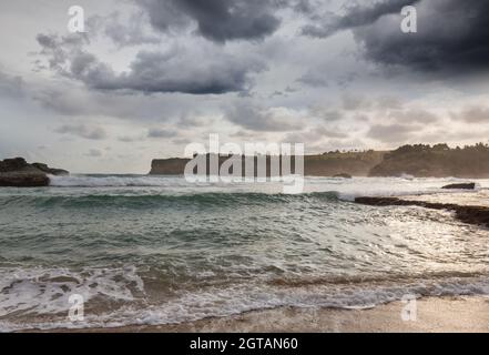 Plage de Klayar sur l'océan Indien, Indonésie Java Banque D'Images