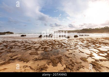 Plage de Klayar sur l'océan Indien, Indonésie Java Banque D'Images