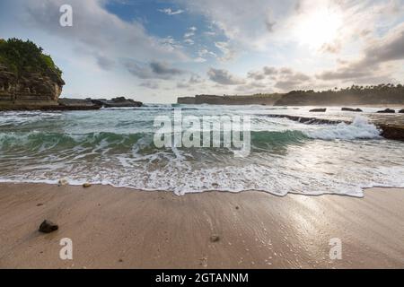 Plage de Klayar sur l'océan Indien, Indonésie Java Banque D'Images