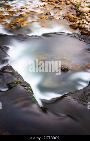 Photographie de la rivière San Isidro en passant par la ville de Collanzo dans le conseil de l'Aller.la photo est prise pendant la journée avec de longues expos Banque D'Images