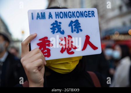 Londres, Royaume-Uni. 1er octobre 2021. Un manifestant tient un panneau indiquant « Je suis un HongKonger » lors de la manifestation contre la répression du Parti communiste chinois à Hong Kong, au Tibet et au Xinjiang, le jour national de la Chine devant l'ambassade chinoise à Londres. Hongkongres, Tibétains, Et les communautés d'Uyghurs ont organisé un rassemblement conjoint et ont défilé à Londres pour protester contre la célébration du 72e anniversaire de la Journée nationale de la République populaire de Chine. Le rassemblement a commencé sur Piccadilly Circus et a appelé le public à se joindre à la pétition pour boycotter les Jeux Olympiques d'hiver qui se tiendront à Pékin le prochain oui Banque D'Images