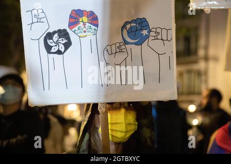 Londres, Royaume-Uni. 1er octobre 2021. Un manifestant tient un écriteau lors de la manifestation contre la répression du Parti communiste chinois à Hong Kong, au Tibet et au Xinjiang le jour national de la Chine devant l'ambassade chinoise à Londres.Hongkongres, Tibétains, Et les communautés d'Uyghurs ont organisé un rassemblement conjoint et ont défilé à Londres pour protester contre la célébration du 72e anniversaire de la Journée nationale de la République populaire de Chine. Le rassemblement a commencé sur Piccadilly Circus et a appelé le public à se joindre à la pétition pour boycotter les Jeux olympiques d'hiver qui se tiendront à Pékin l'année prochaine. La foule plus tard le mars Banque D'Images