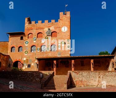 Certaldo, Toscane, Italie - 23 juin 2016 : le Palazzo Pretorio dans la ville italienne de Certaldo Alto au crépuscule. Banque D'Images