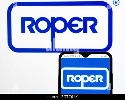 Ukraine. 02 octobre 2021. Sur cette photo, le logo Roper technologies, Inc. Est affiché sur un smartphone et en arrière-plan. Crédit : SOPA Images Limited/Alamy Live News Banque D'Images