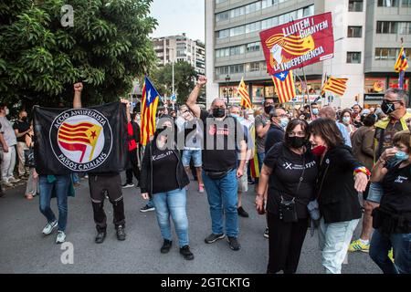 Barcelone, Catalogne, Espagne. 1er octobre 2021. Les manifestants sont vus avec des drapeaux pro-indépendantistes catalans et un drapeau anti-fasciste qui se lit comme suit : action antifasciste, pays catalans. Le groupe activiste, CDR (Comités pour la défense de la République) A convoqué une manifestation contre l'État espagnol et pour l'indépendance de la Catalogne le 1er octobre dernier, le quatrième anniversaire du référendum sur l'indépendance catalane de 2017 (Credit image: © Thiago Prudencio/DAX via ZUMA Press Wire) Banque D'Images