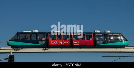 Broadbeach Monorail sur le pont au-dessus de la route Gold Coast avant l'enlèvement en 2017. Quatre wagons sur 1.3 km de voie. Queensland, Australie. Copier l'espace. Banque D'Images