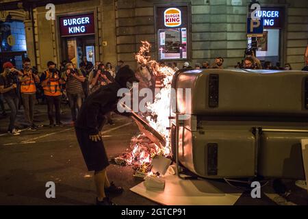 Barcelone, Catalogne, Espagne. 1er octobre 2021. Le groupe activiste CDR (Comités pour la défense de la République) a appelé à une manifestation contre l'Etat espagnol et pour l'indépendance de la Catalogne le 1er octobre, le quatrième anniversaire du référendum sur l'indépendance catalane de 2017 (Credit image: © Thiago Prudencio/DAX via ZUMA Press Wire) Banque D'Images