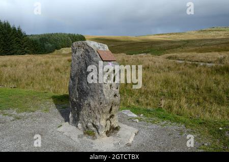 Plaque commémorative d'Aneuron Bevan sur le sentier du patrimoine d'Aneuron Bevan Mynydd Llangynidr où ses cendres et sa femme Jennie Lee sont dispersées Trefil Banque D'Images