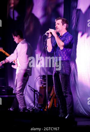 Josef Salvat soutient Paloma Faith lors de sa tournée Infinite Things au Cliffs Pavilion, Southend, Essex © Clarissa Debenham / Alamy Banque D'Images