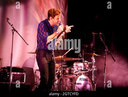 Josef Salvat soutient Paloma Faith lors de sa tournée Infinite Things au Cliffs Pavilion, Southend, Essex © Clarissa Debenham / Alamy Banque D'Images