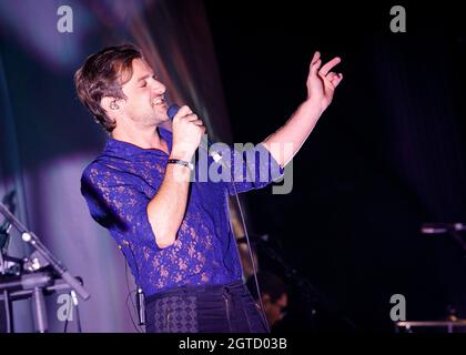 Josef Salvat soutient Paloma Faith lors de sa tournée Infinite Things au Cliffs Pavilion, Southend, Essex © Clarissa Debenham / Alamy Banque D'Images