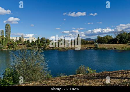 Panorama d'automne d'une partie du quartier au bord du lac avec arbres verts, arbustes et herbe brûlée, Drujba, Sofia, Bulgarie Banque D'Images