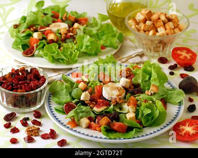 Salade avec fromage de chèvre, fruits secs, noix et figues. Banque D'Images