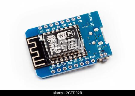 Module Bluetooth Wi-Fi ESP8266MOD Espresssif, micropuce, microcontrôleur monocarte. Un objet isolé sur blanc, découpé, personne, ESP 8266 macro, cl Banque D'Images