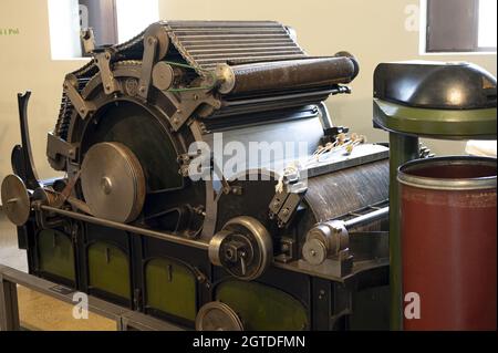 BARCELONE, ESPAGNE - 16 août 2021 : vue d'un détail d'une ancienne machine textile dans une ancienne usine abandonnée à Barcelone, Espagne Banque D'Images
