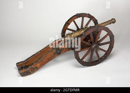 Tir vertical d'un canon de champ modèle avec chariot, bras et armure sur fond blanc Banque D'Images