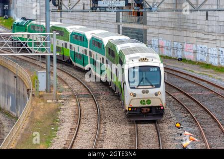 PRENEZ le train de l'agence de la Couronne Metrolinx qui arrive à Union Station. Metrolinx exploite les transports routiers et publics dans le grand Toronto et Hamilton Banque D'Images