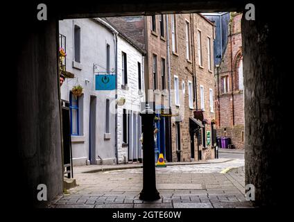 C'est l'étroite rue pavée Osnaburg dans le centre-ville de Forfar, Angus, Écosse Banque D'Images