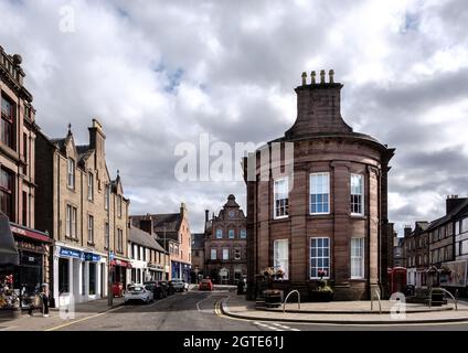 Castle Street, Forfar, et l'arrière incurvé de l'hôtel de ville, Angus, Écosse Banque D'Images