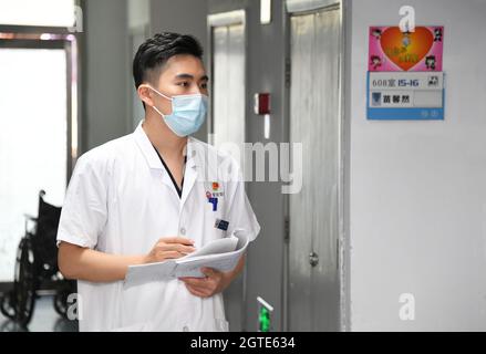 Pékin, Chine. 1er octobre 2021. (211002) -- BEIJING, 2 octobre 2021 (Xinhua) -- Ma Yuan est en route pour rendre visite à des patients à l'hôpital Haidian de Beijing, capitale de la Chine, le 1er octobre 2021. Ma Yuan, 28 ans, est chirurgien orthopédique à l'hôpital Haidian de Beijing. Le premier jour de la fête nationale, Ma était occupé comme d'habitude, en ajustant les prescriptions médicales, en admettant et en traitant les patients d'urgence et en rédigeant les dossiers médicaux. En tant que travailleur médical de première ligne, Ma a été utilisé à la vie comme ceci. Bien qu'il ait moins de temps pour accompagner sa famille pendant les vacances, Ma estime que ses efforts sont sans valeur Banque D'Images