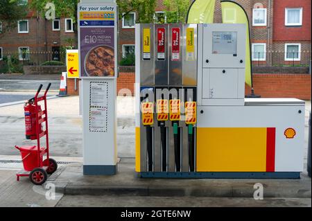 Dedworth, Windsor, Royaume-Uni. 2 octobre 2021. Le garage Shell de Dedworth n'avait plus de carburant ce matin. Un client était satisfait de la recharge de sa voiture électrique. L'armée devrait être déployée dans tout le pays à partir de lundi, alors que la panique des achats d'essence et de diesel se poursuit. Les livraisons de carburant demeurent intermittentes à la suite d'une pénurie de conducteurs de camions-citernes. Crédit : Maureen McLean/Alay Live News Banque D'Images