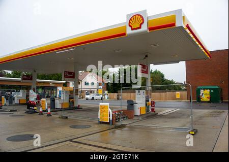 Dedworth, Windsor, Royaume-Uni. 2 octobre 2021. Le garage Shell de Dedworth n'avait plus de carburant ce matin. Un client était satisfait de la recharge de sa voiture électrique. L'armée devrait être déployée dans tout le pays à partir de lundi, alors que la panique des achats d'essence et de diesel se poursuit. Les livraisons de carburant demeurent intermittentes à la suite d'une pénurie de conducteurs de camions-citernes. Crédit : Maureen McLean/Alay Live News Banque D'Images