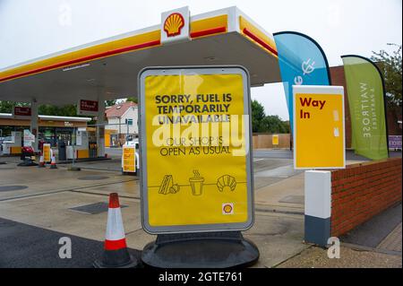 Dedworth, Windsor, Royaume-Uni. 2 octobre 2021. Le garage Shell de Dedworth n'avait plus de carburant ce matin. Un client était satisfait de la recharge de sa voiture électrique. L'armée devrait être déployée dans tout le pays à partir de lundi, alors que la panique des achats d'essence et de diesel se poursuit. Les livraisons de carburant demeurent intermittentes à la suite d'une pénurie de conducteurs de camions-citernes. Crédit : Maureen McLean/Alay Live News Banque D'Images