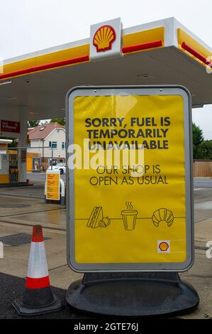Dedworth, Windsor, Royaume-Uni. 2 octobre 2021. Le garage Shell de Dedworth n'avait plus de carburant ce matin. Un client était satisfait de la recharge de sa voiture électrique. L'armée devrait être déployée dans tout le pays à partir de lundi, alors que la panique des achats d'essence et de diesel se poursuit. Les livraisons de carburant demeurent intermittentes à la suite d'une pénurie de conducteurs de camions-citernes. Crédit : Maureen McLean/Alay Live News Banque D'Images