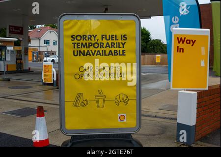 Dedworth, Windsor, Royaume-Uni. 2 octobre 2021. Le garage Shell de Dedworth n'avait plus de carburant ce matin. Un client était satisfait de la recharge de sa voiture électrique. L'armée devrait être déployée dans tout le pays à partir de lundi, alors que la panique des achats d'essence et de diesel se poursuit. Les livraisons de carburant demeurent intermittentes à la suite d'une pénurie de conducteurs de camions-citernes. Crédit : Maureen McLean/Alay Live News Banque D'Images
