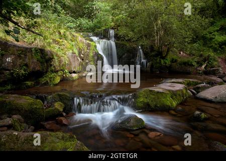 Image du long de la rivière Caerfanell dans la région de Blaen y Glyn des Brecon Beacons, Galles du Sud, Royaume-Uni Banque D'Images