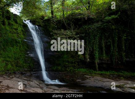 Image du long de la rivière Caerfanell dans la région de Blaen y Glyn des Brecon Beacons, Galles du Sud, Royaume-Uni Banque D'Images