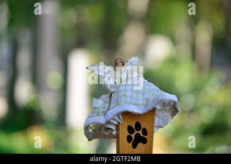 Vienne, Autriche. Le cimetière central de Vienne. Figurine Angel sur une croix en bois Banque D'Images