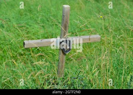 Vienne, Autriche. Le cimetière central de Vienne. Croix en bois avec les mains pliées Banque D'Images