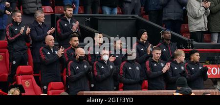 Manchester, Royaume-Uni. 2 octobre 2021. Le banc Manchester Utd se réjouit de quelques minutes de l'ancien joueur de Liverpool Roger Hunt qui est décédé plus tôt cette semaine lors du match de la Premier League à Old Trafford, Manchester. Le crédit photo devrait se lire: Andrew Yates / Sportimage Banque D'Images