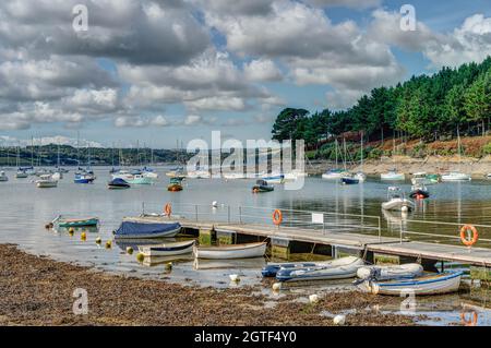 St juste à Roseland, Cornouailles, Angleterre est un port sûr idéal pour amarrer des bateaux, des petits appels d'offres aux grands yachts assis très prettily dans la mer. Banque D'Images