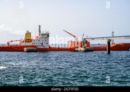 Navire déchargeant de la poudre de limestome en vrac à l'usine de ciment de Madère Banque D'Images