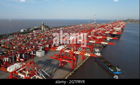 Pékin, Chine. 6 avril 2021. La photo aérienne prise le 6 avril 2021 montre une vue du terminal à conteneurs automatisé du port Yangshan de Shanghai, dans l'est de la Chine. Credit: Fang Zhe/Xinhua/Alay Live News Banque D'Images