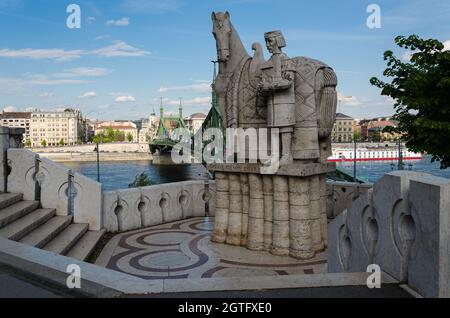 Statue du roi Saint Stephen sur la colline Gellert et pont de la liberté sur le Danube en arrière-plan, Budapest, Hongrie Banque D'Images