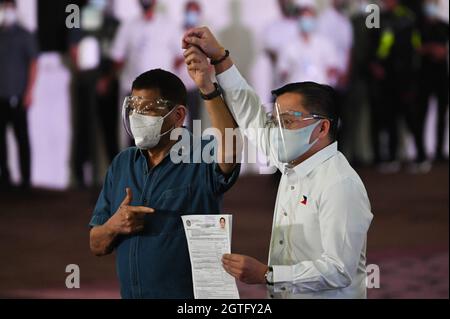 (211002) -- PASAY CITY, 2 octobre 2021 (Xinhua) -- le sénateur philippin Christopher Go (R), accompagné du président philippin Rodrigo Duterte, dépose son certificat de candidature pour participer à la course à la vice-présidence à Pasay City, aux Philippines, le 2 octobre 2021. Le président philippin Rodrigo Duterte a annoncé samedi qu'il ne se présentera pas au poste de vice-président aux élections de 2022 et qu'il se retirera de la politique.Duterte était à l'ordre du scrutin samedi dans le métro de Manille pour accompagner son ancien aide de longue date et sénateur Christopher Go, 47 ans, qui a déposé sa candidature au poste de vice-président. (Lisa Marie David/ piscine Banque D'Images