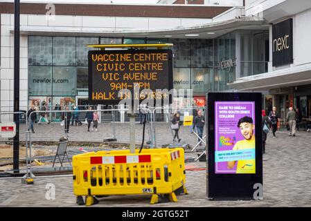 Signe de matrice dans la rue High à Southend on Sea, Essex, Royaume-Uni, annonçant le centre de vaccin COVID 19 dans le centre civique. Publicité du South Essex College Banque D'Images