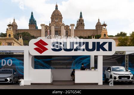 Barcelone, Espagne. 30 septembre 2021. Le logo du constructeur automobile Suzuki est visible au salon automobile « automobile Barcelona » 2021 à Barcelone, Espagne, le 30 septembre 2021. Le salon international de l'automobile de Barcelone est un salon international de l'industrie automobile qui se tient chaque année dans la capitale catalane. (Photo par Davide Bonaldo/Sipa USA) crédit: SIPA USA/Alay Live News Banque D'Images