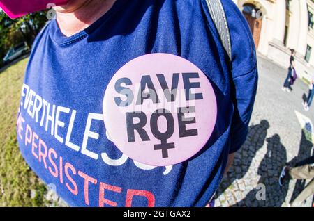 Munich, Bavière, Allemagne. 2 octobre 2021. Un manifestant américain pour les droits des femmes à Munich, en Allemagne, porte un bouton demandant la défense de Roe c. Wade. En rejoignant les rassemblements autour des États-Unis et du monde, le chapitre démocrate à l'étranger de Munich et d'autres partisans ont organisé un rassemblement pour les droits à l'avortement devant le consulat américain de Munich avec une marche qui s'est terminée à MaxMonument près du Landtag bavarois. Les protestations ont lieu lundi avant la reprise de la Cour suprême et après que le tribunal ait pris une décision prétendument clandestine de permettre au Texas non seulement d'interdire les avortements après six semaines, mais Banque D'Images